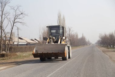 Eski traktör yolda.