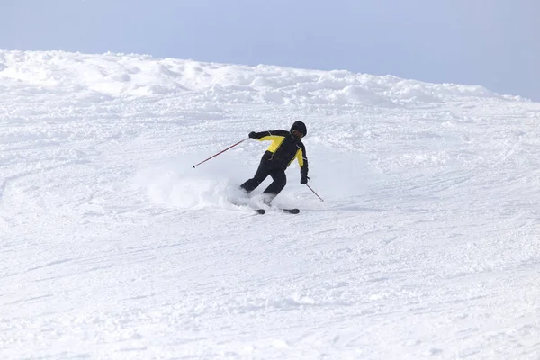 Mensen skiën in de sneeuw in de winter — Stockfoto
