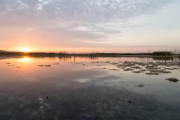 Красивый восход солнца на озере — стоковое фото