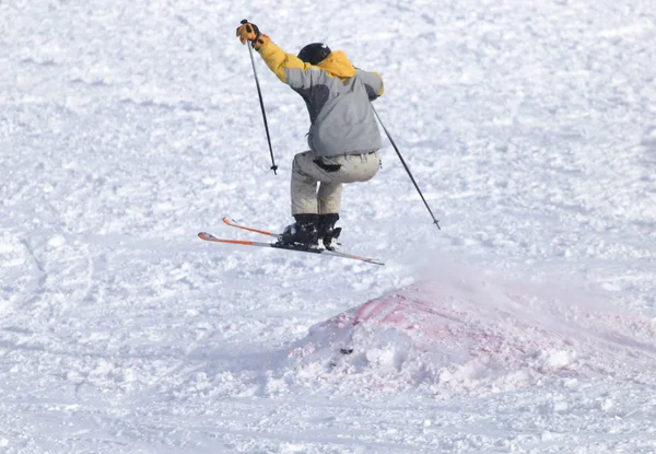 Pessoas esquiando na neve — Fotografia de Stock