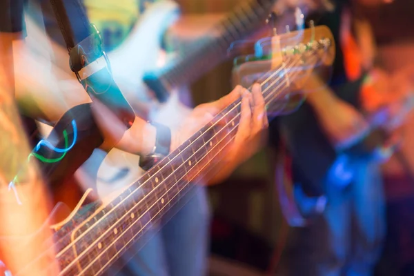 Aggressivt spel gitarr på scen — Stockfoto