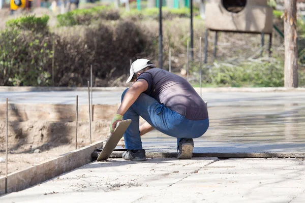İnşaat işçileri beton kaldırım tesviye. — Stok fotoğraf