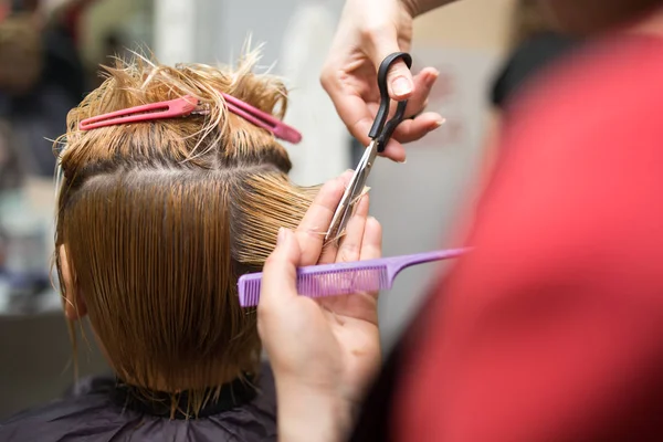 Female hair cutting scissors in beauty salon — Stock Photo, Image