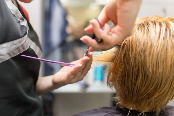 Žena stříhání nůžek na vlasy v salonu krásy — Stock fotografie