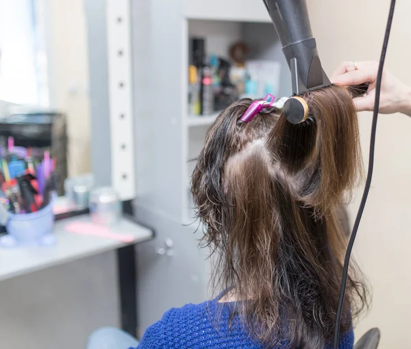 Blow-drying in a beauty salon — Stock Photo, Image