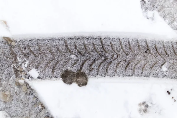 Spår av hjulen på snön som bakgrund — Stockfoto
