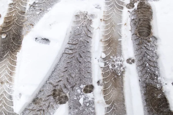 Rastro de las ruedas en la nieve como fondo —  Fotos de Stock