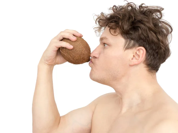 Ein Mann will eine Kokosnuss auf weißem Hintergrund essen — Stockfoto