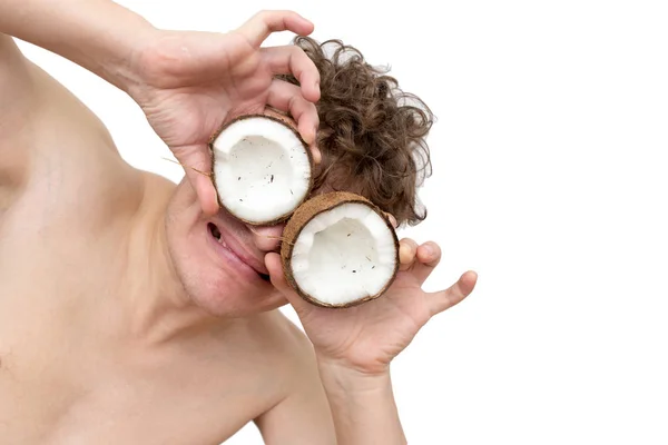 Um homem olha através de um coco em um fundo branco — Fotografia de Stock