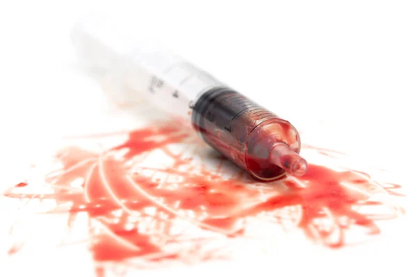 Spritze und rotes Blut auf weißem Hintergrund — Stockfoto