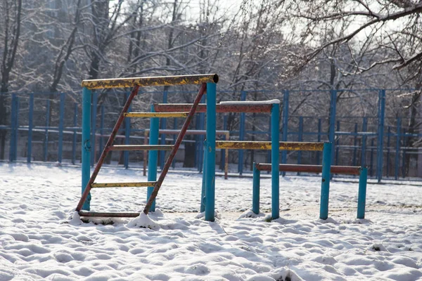 Un parco giochi per bambini in inverno — Foto Stock