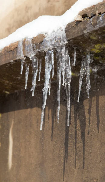 Jégcsapok egy ház tetején télen — Stock Fotó