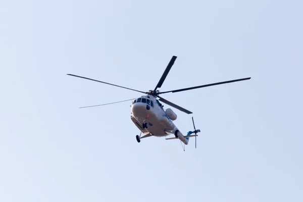 Helikopter na niebieskim niebie — Zdjęcie stockowe