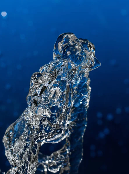 Água sobre um fundo azul — Fotografia de Stock