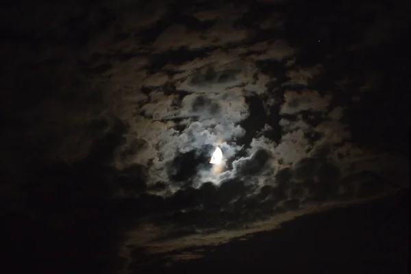 Lua com nuvens à noite — Fotografia de Stock