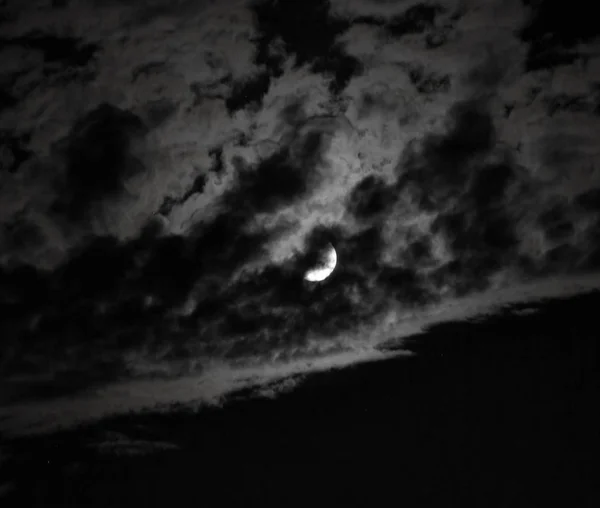 Luna con nuvole di notte — Foto Stock