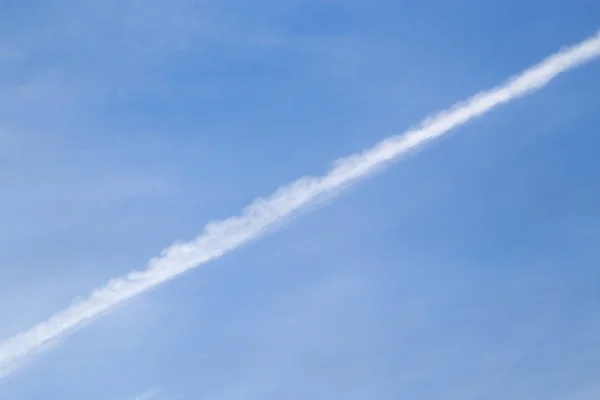 一朵云彩从一架飞机在天空中早晨的痕迹 — 图库照片