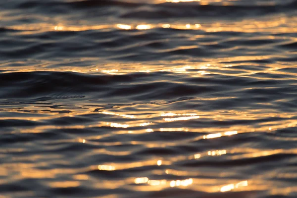 일몰 물 표면 빛나는 매끄러운 질감 따뜻한 색상 — 스톡 사진