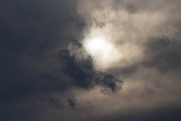 Sol detrás de las nubes —  Fotos de Stock