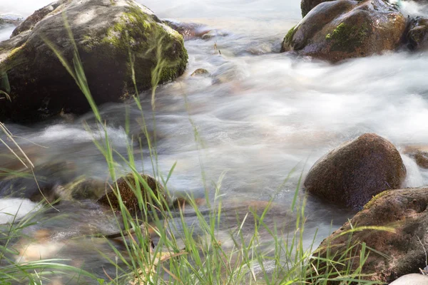 산 강에 있는 물 — 스톡 사진
