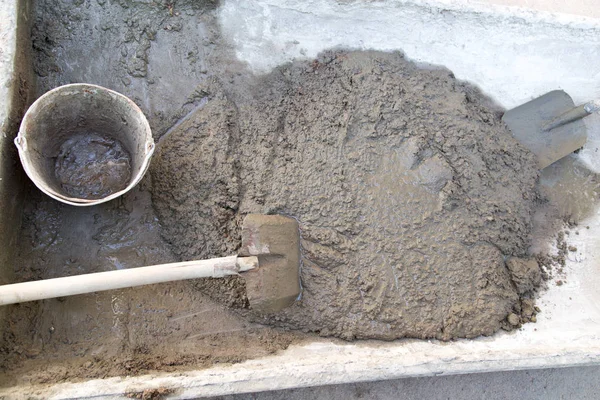 Cement lösning med en spade — Stockfoto