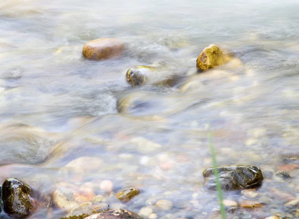 Fondo de agua turbulenta en el río de la montaña — Foto de Stock