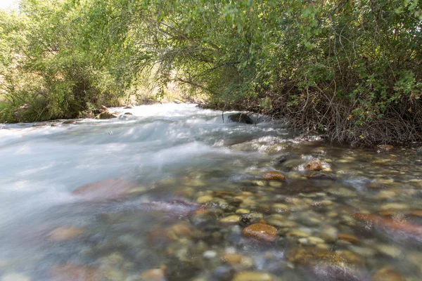Pozadí turbulentní vody v horské řece — Stock fotografie
