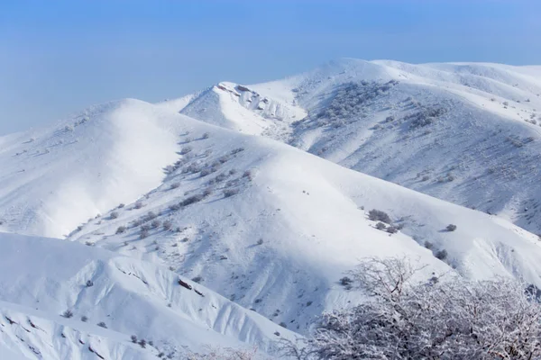 Bellissime montagne Tien-Shan nella neve. in inverno — Foto Stock