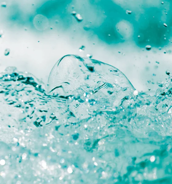 Abstrakter Hintergrund. Wasserwelle mit Spritzern — Stockfoto