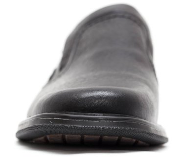 Beyaz arkaplanda siyah ayakkabılar