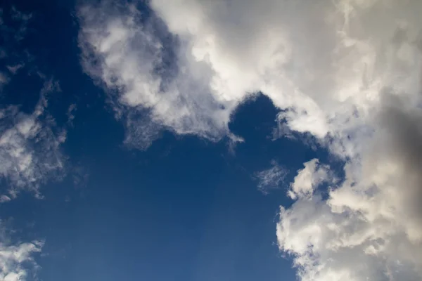 Schöne Wolken am blauen Himmel — Stockfoto