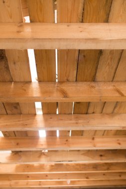 arka plan olarak ahşap tavan