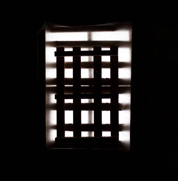 Venster in de binnenkant wall in het donker — Stockfoto