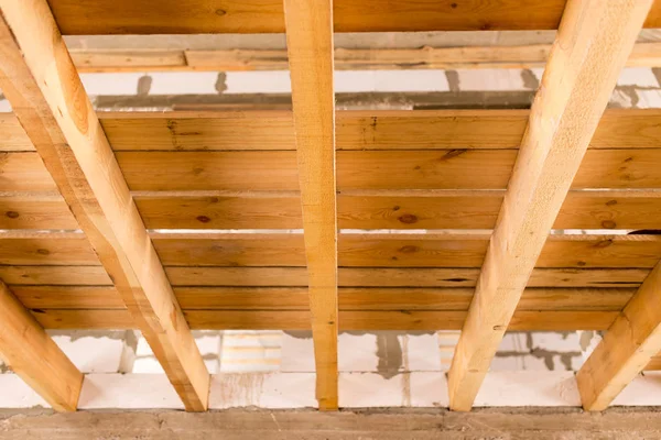 Het houten plafond als achtergrond — Stockfoto