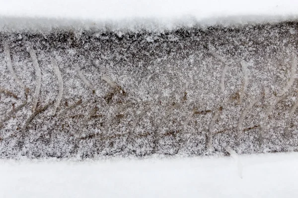 以雪上的车轮为背景的痕迹 — 图库照片