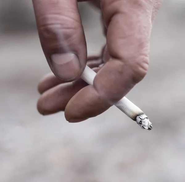 Cigarett i en mans hand — Stockfoto