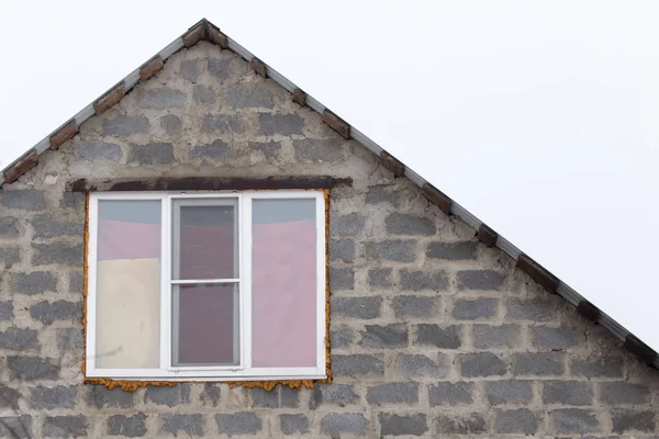 窗户在一个新的砖房子 — 图库照片