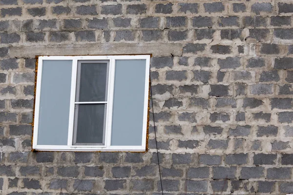 새로운 벽돌 집에 창 — 스톡 사진