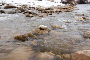 Doğada kışın akan nehir.