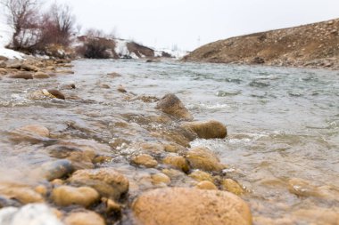 Kazakistan'ın dağ nehir doğada