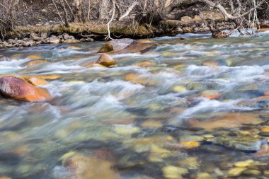 Kazakistan'ın dağ nehir doğada
