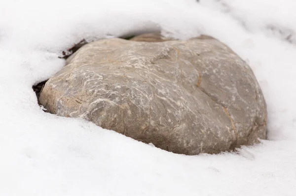 Каміння в снігу на природі — стокове фото