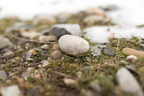 Pedras na neve na natureza — Fotografia de Stock