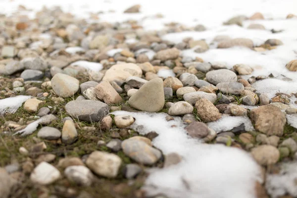 Pierres dans la neige sur la nature — Photo