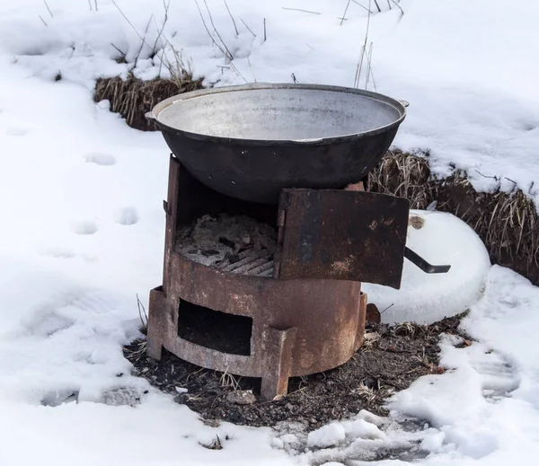 Velký kotel venku v zimě — Stock fotografie
