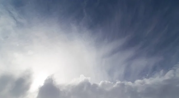 Felhők, kék égbolt napon — Stock Fotó