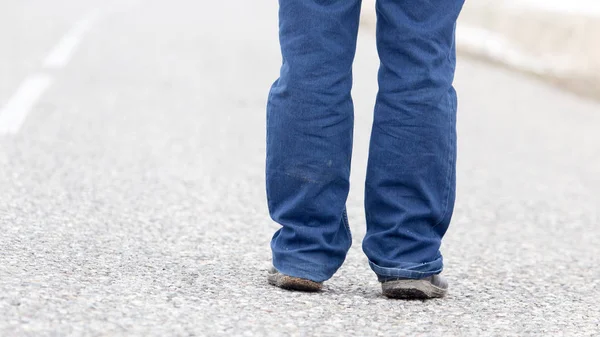 Человек, стоящий на дороге — стоковое фото
