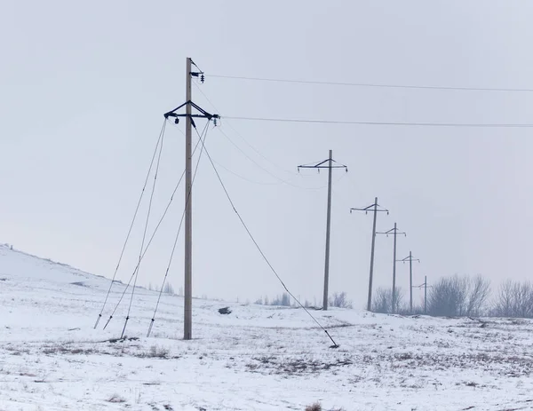 Poteaux électriques en hiver à l'extérieur — Photo