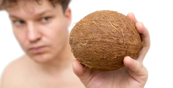 Kokosnuss in einer Männerhand auf weißem Hintergrund — Stockfoto