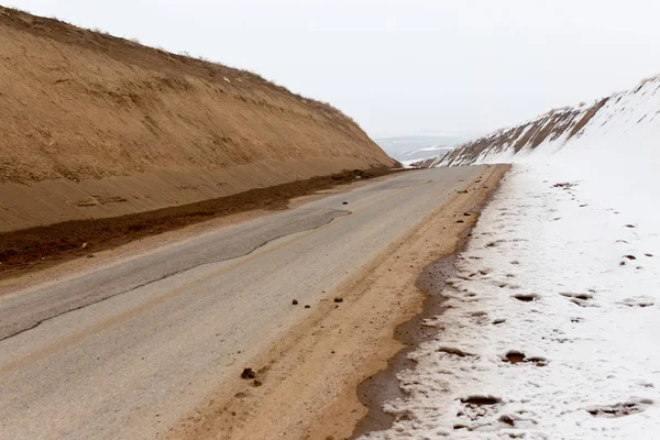 Doğada kış asfalt yolda — Stok fotoğraf